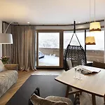Отель Goldener Berg 4*