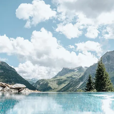 Hotel Goldener Berg 4*