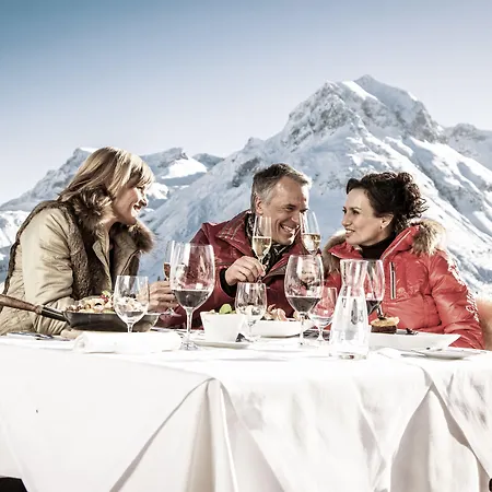 Hotel Goldener Berg 4*